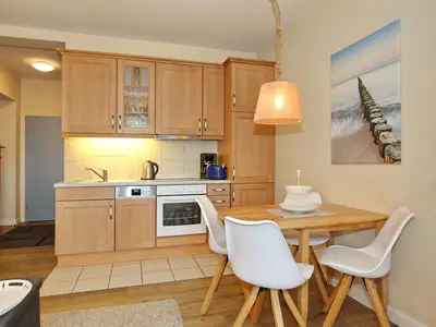 Küchenzeile mit Essbereich