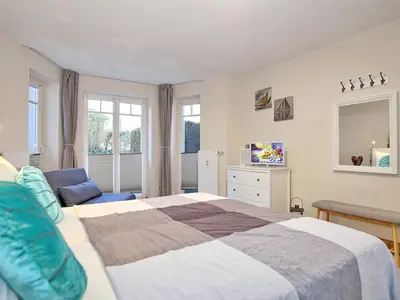 Schlafzimmer mit Kommode und TV