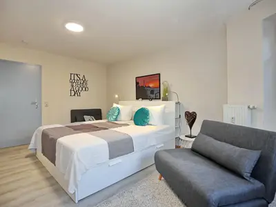 Schlafzimmer mit Sesseln