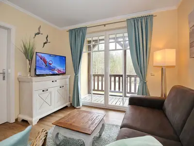 Wohnzimmer mit Zugang zum Balkon