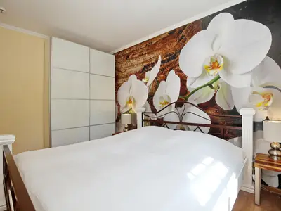 Schlafzimmer mit Doppelbett und Kleiderschrank