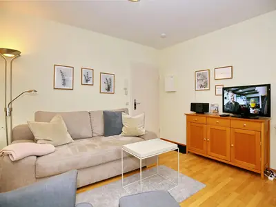 Wohnzimmer mit Sitzecke und TV