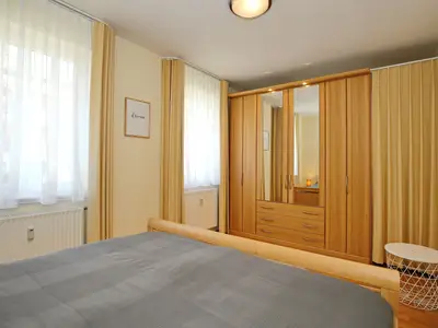 Schlafzimmer mit Kleiderschrank