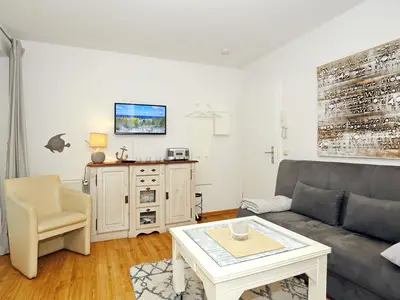 Wohnzimmer mit Sitzecke und TV