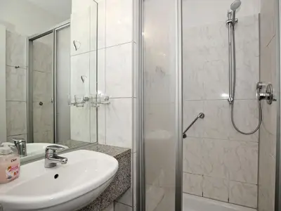 Badezimmer mit Dusche