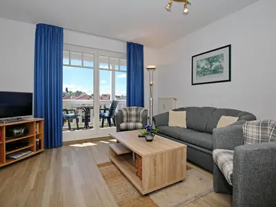 Wohnzimmer mit Schlafcouch und TV