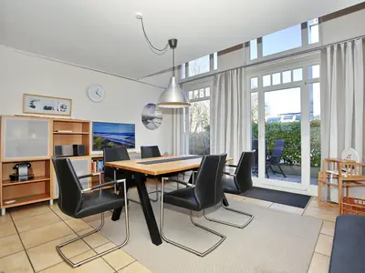 Wohnbereich mit Zugang zur Terrasse