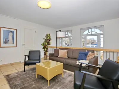 Empore mit Sofa und Sesseln