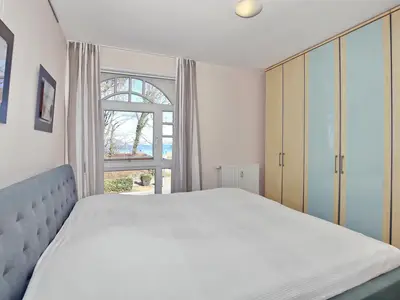 Schlafzimmer mit Kleiderschrank