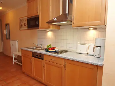 Küchenzeile mit Spülmaschine und Mikrowelle