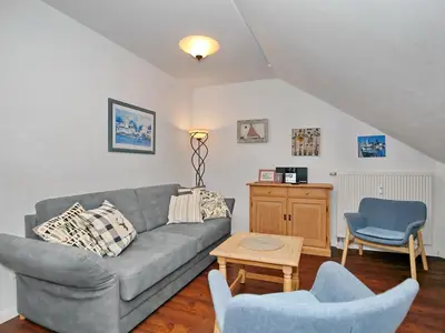 Wohnzimmer mit Sofa und Sesseln