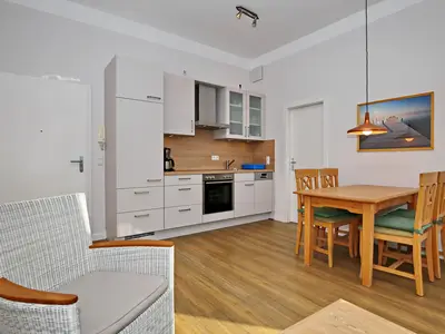 Küchenzeile mit Backofen und Spülmaschine