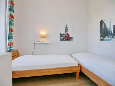 2. Schlafzimmer mit Einzelbetten und Kommode und Außenfenster