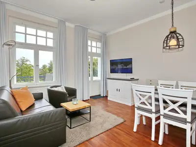 Wohnzimmer mit TV und Essbereich