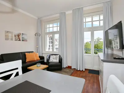 Wohnzimmer mit Zugang zum Balkon