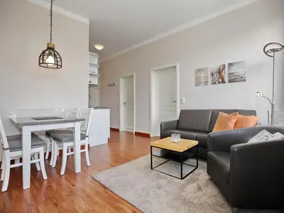 Wohnzimmer mit Esstisch und Sofa