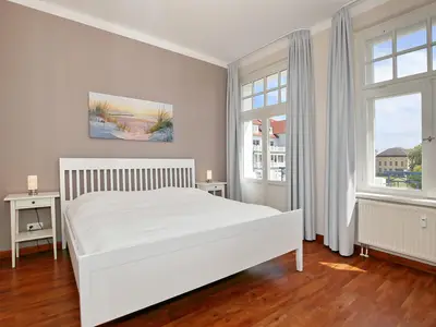 Schlafzimmer mit Zugang zum Balkon