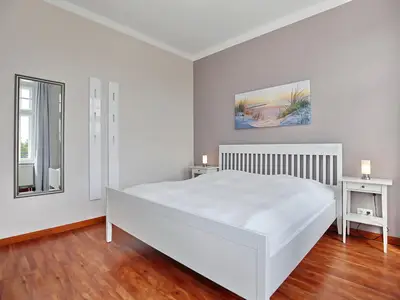 Schlafzimmer mit Doppelbett