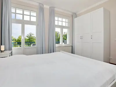 Schlafzimmer mit Kleiderschrank