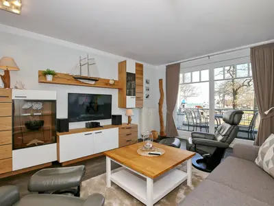 Wohnzimmer mit Zugang zum Balkon