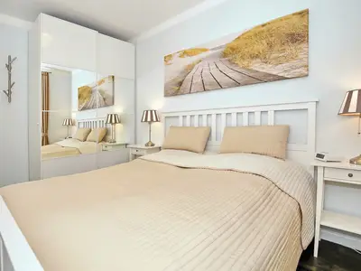 Schlafzimmer mit Kleiderschrank
