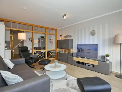 Wohnzimmer mit Sofa und TV