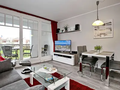 Wohnzimmer mit Esstisch und TV