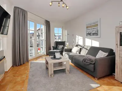 Wohnzimmer mit Schlafcouch und Lesesessel