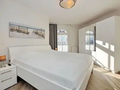 1.Schlafzimmer mit Kleiderschrank