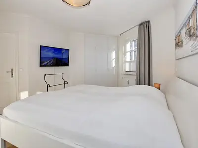 1. Schlafzimmer mit TV