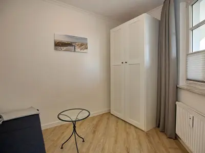 2. Schlafzimmer mit Kleiderschrank und TV