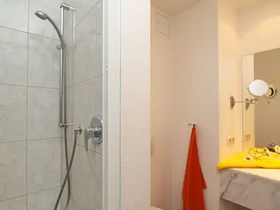 Badezimmer mit Dusche