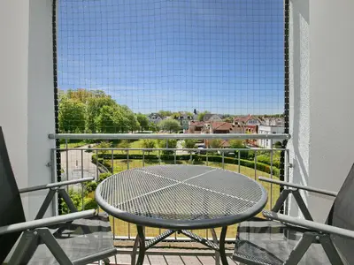 Balkon mit Gartenmöbeln und Blick zum Park