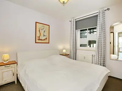 Schlafzimmer mit Doppelbett und Kleiderschrank