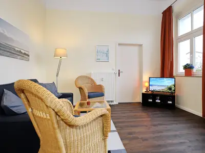 Wohnzimmer mit Sitzecke und TV