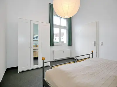 erstes Schlafzimmer mit Kleiderschrank