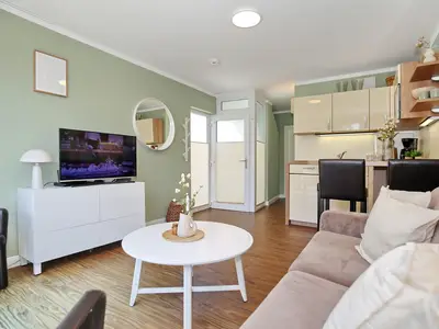 Wohnzimmer mit Kommode und TV