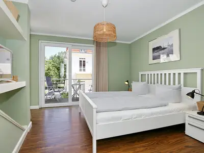 Schlafzimmer mit Zugang zum Nord-Balkon
