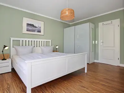 Schlafzimmer mit Doppelbett und Kleiderschrank