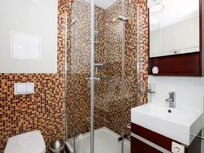 Badezimmer mit WC und Waschbecken