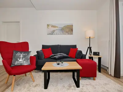 Wohnzimmer mit Sofa und Sessel
