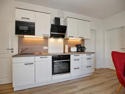 Küche mit Backofen und Spülmaschine
