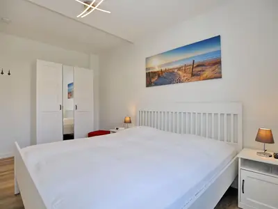 Schlafzimmer mit Kleiderschrank
