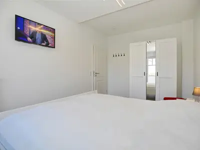 Schlafzimmer mit 2. TV