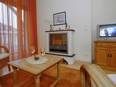 Wohnzimmer mit elektrischem Kamin und TV