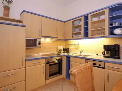 Küchenzeile mit Backofen und Spülmaschine