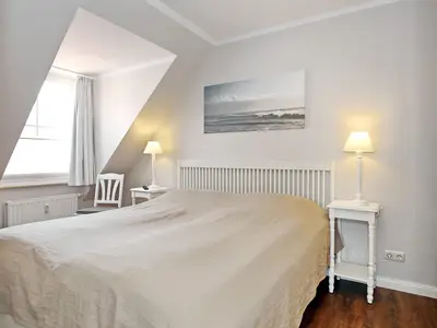 erstes Schlafzimmer mit Doppelbett