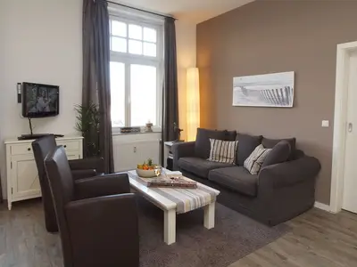 Wohnzimmer mit Sitzecke und TV
