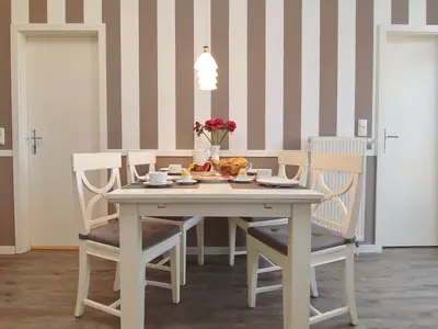 Wohnzimmer mit Esstisch