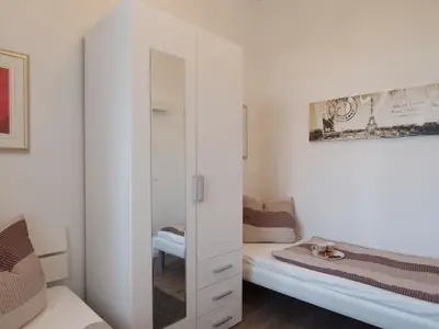 Zweites Schlafzimmer mit Kleiderschrank